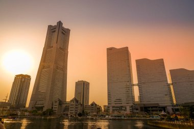 Yokohama Minato Mirai ufuk çizgisi zevk teknesinden görünüyor.