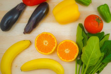 Masaya yeşil ve sarı sebzeler