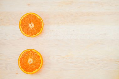 Masaya konan görüntünün turuncusu