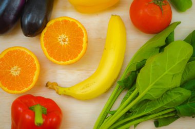 Masaya yeşil ve sarı sebzeler