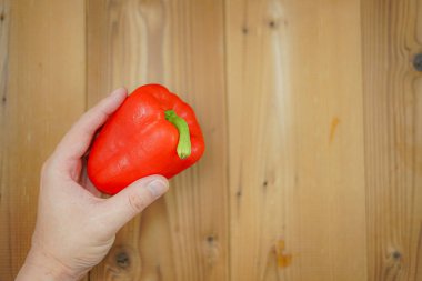 Paprikalı erkeklerin elleri.