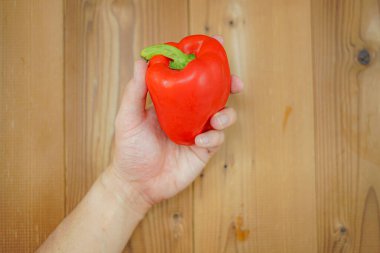 Paprikalı erkeklerin elleri.