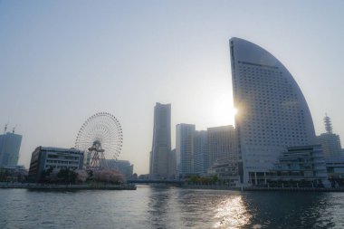 Yokohama Minato Mirai ufuk çizgisi zevk teknesinden görünüyor.