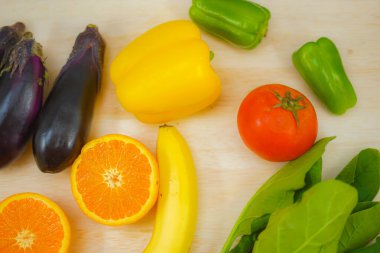 Masaya yeşil ve sarı sebzeler