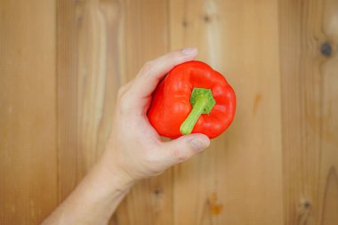 Paprikalı erkeklerin elleri.