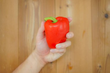 Paprikalı erkeklerin elleri.