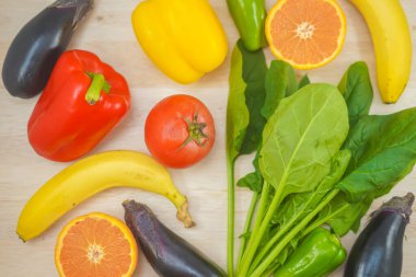 Masaya yeşil ve sarı sebzeler