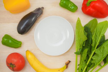 Masaya yeşil ve sarı sebzeler