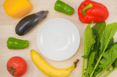 Masaya yeşil ve sarı sebzeler