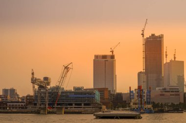 Yokohama Minato Mirai ufuk çizgisi zevk teknesinden görünüyor.
