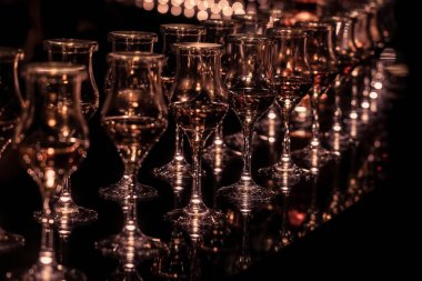 Şarap kadehinin görüntüsü, bar tezgahıyla birlikte.