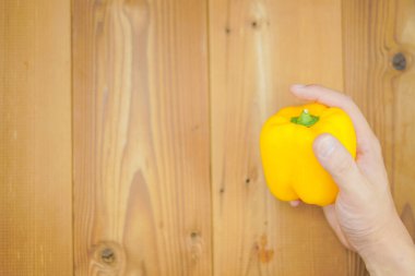 Paprikalı erkeklerin elleri.