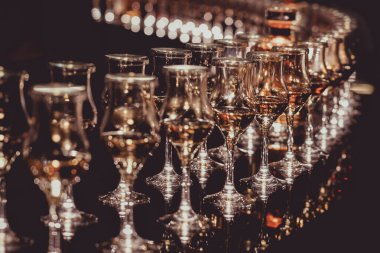 Şarap kadehinin görüntüsü, bar tezgahıyla birlikte.