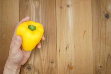 Paprikalı erkeklerin elleri.