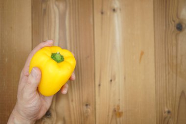 Paprikalı erkeklerin elleri.