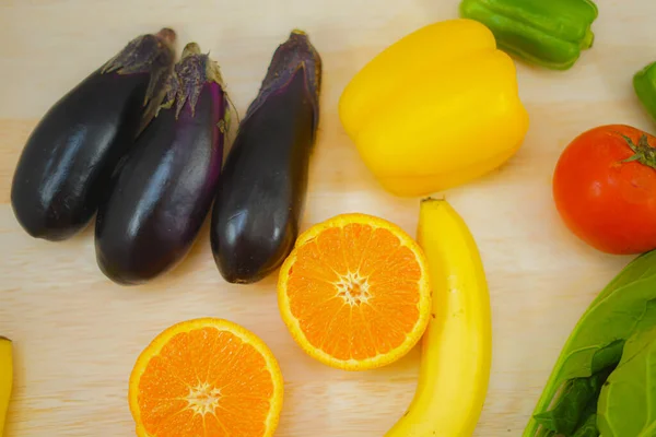 テーブルの上に置かれた緑と黄色の野菜 — ストック写真