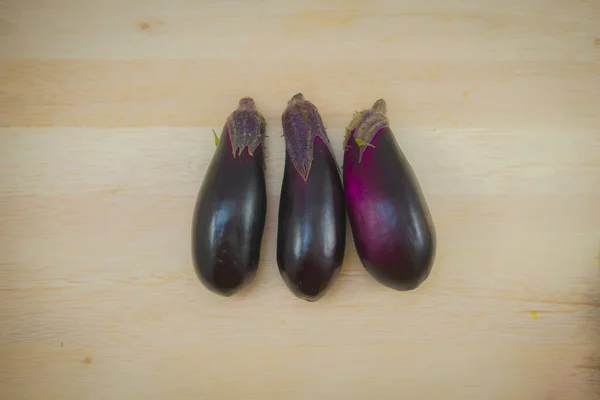 Masaya Yerleştirilmiş Patlıcan — Stok fotoğraf