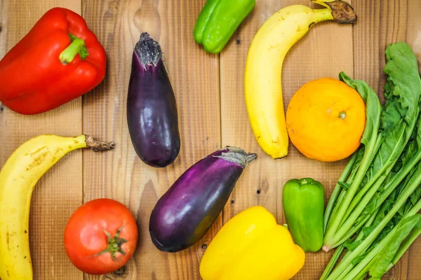 料理の中に置かれた緑と黄色の野菜 — ストック写真