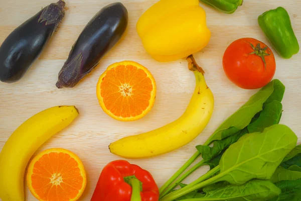 Masaya yeşil ve sarı sebzeler