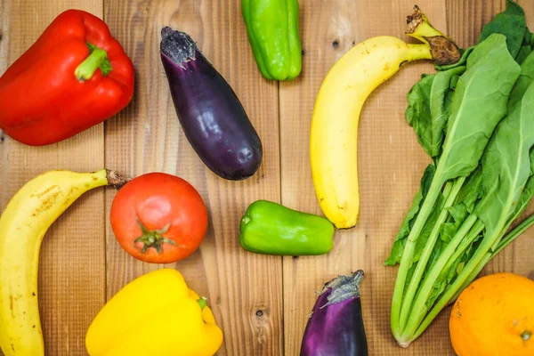 料理の中に置かれた緑と黄色の野菜 — ストック写真