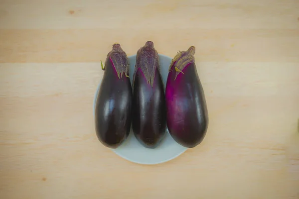 Masaya Yerleştirilmiş Patlıcan — Stok fotoğraf