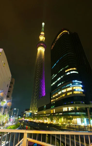 東京スカイツリーまでの夜景 — ストック写真