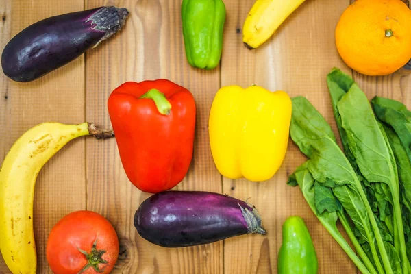 料理の中に置かれた緑と黄色の野菜 — ストック写真