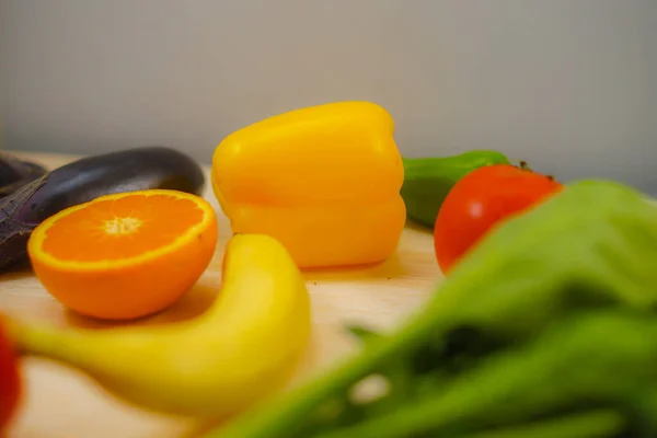 テーブルの上に置かれた緑と黄色の野菜 — ストック写真