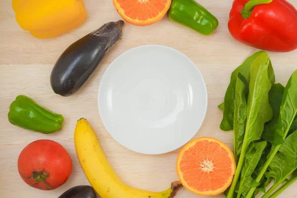 Masaya yeşil ve sarı sebzeler