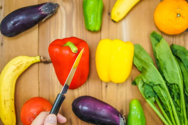 料理の中に置かれた緑と黄色の野菜 — ストック写真