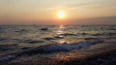 Denizde batan güneş kumsalı aydınlattı.