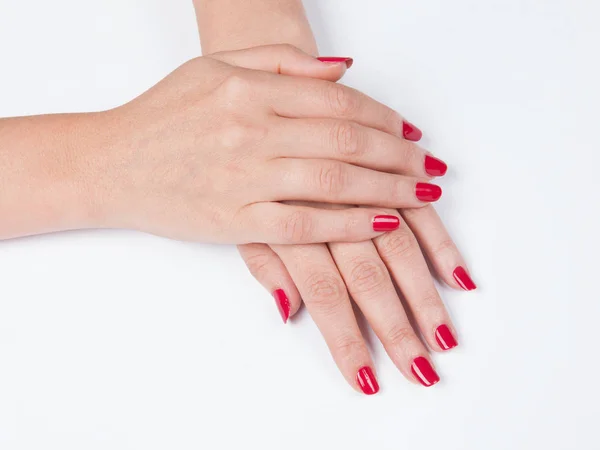 Las manos de la mujer con manicura roja — Foto de Stock