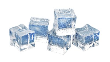 Islak buz küpler beyaz renkte izole edilmiş. 