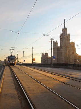 Köprüdeki bir tramvayın sabah fotoğrafı. Moskova, Rusya