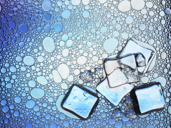 Abstrakcyjne wielokolorowe bańki mydlane z olejkiem mydlanym teksturą z kostkami lodu — Zdjęcie stockowe