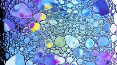 Su yağlı sabun köpüğünün renkleri karışık desen