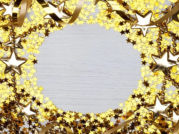 Різдвяний фон з посипаними золотими зірками і гірляндою — стокове фото