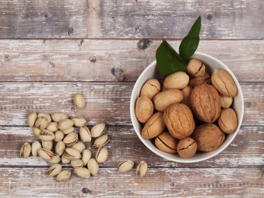 Kahverengi ahşap arka planda çiğ kabuklu fındık