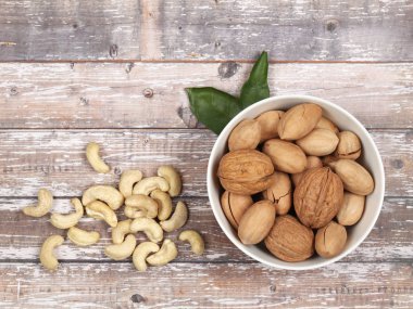 Kahverengi ahşap arka planda çiğ fındık