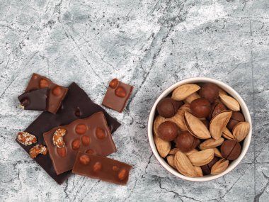 Kırık çikolata, tatlı kaju, kabuklu macadamia ve gri taşlı badem.