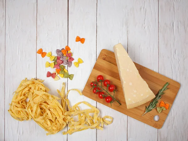 Сухі італійські макарони fettuccini і farfalle з помідорами, сиром — стокове фото