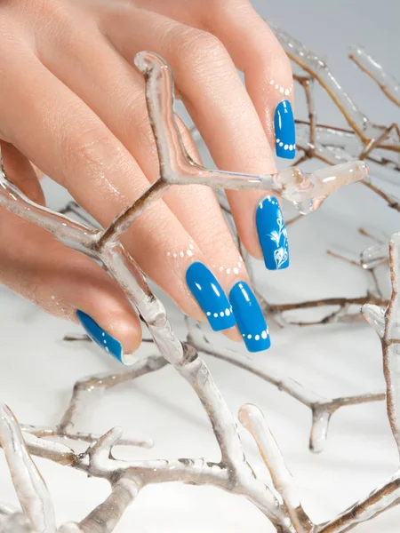 Mano de mujer con manicura azul de invierno — Foto de Stock