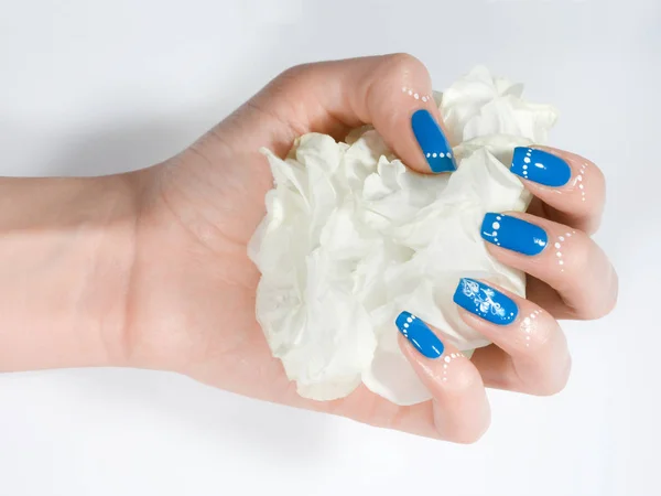 Mano de mujer con manicura azul de invierno — Foto de Stock