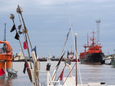 Konteynır kargo gemisi ve limandaki diğer deniz taşımacılığı  