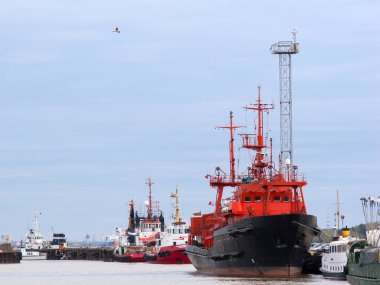Konteynır kargo gemisi ve limandaki diğer deniz taşımacılığı  