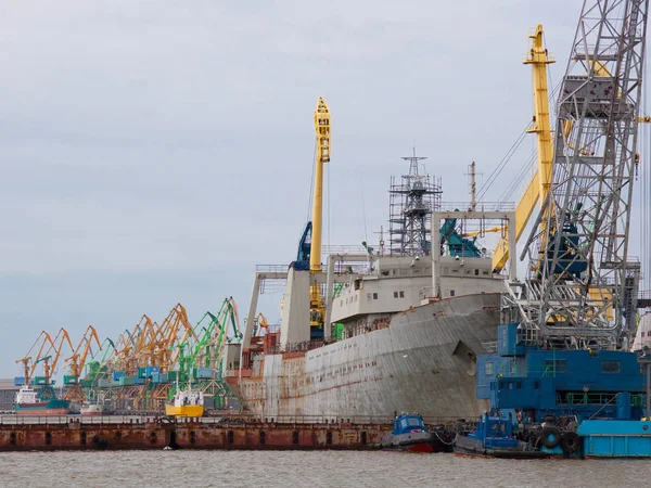 Konteynır kargo gemisi ve limandaki diğer deniz taşımacılığı  