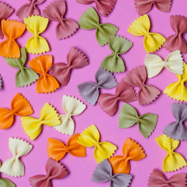 Suche kolorowe włoski makaron farfalle lub łuki tła — Zdjęcie stockowe