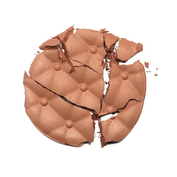 Kırık yuvarlak yüz pudrası beyaz arka planda izole edilmiş.
