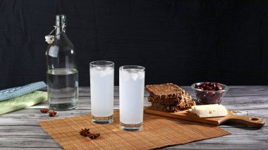 Geleneksel Yunan uzo 'su iki bardak aperatifle birlikte. Kopyalama alanı ile