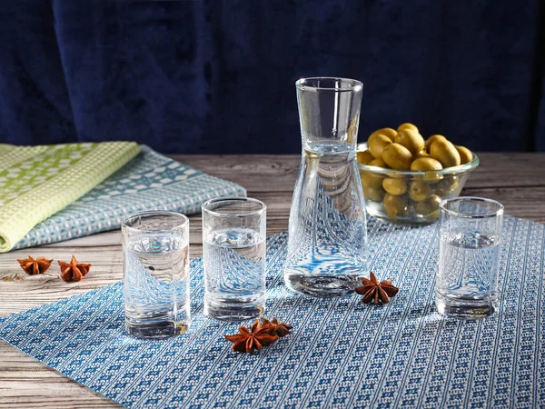 Geleneksel Yunan uzosu aperatifli shot bardaklarıyla